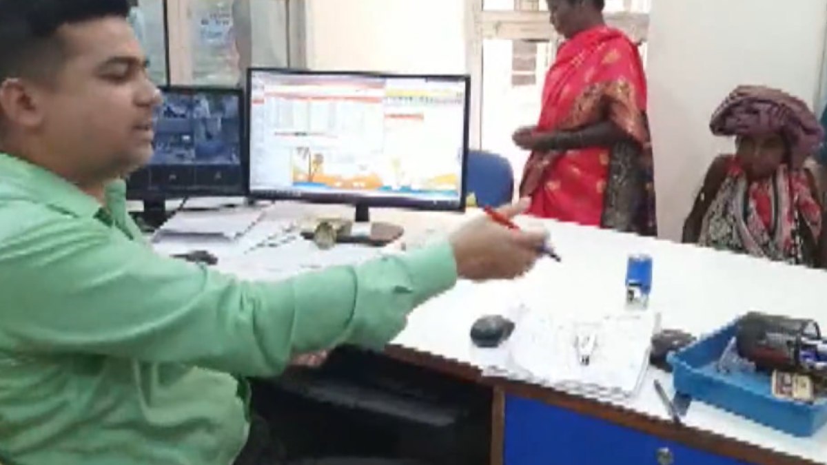 খালি পায়ে হেঁটে বৃদ্ধা চলেছেন পেনশন আনতে