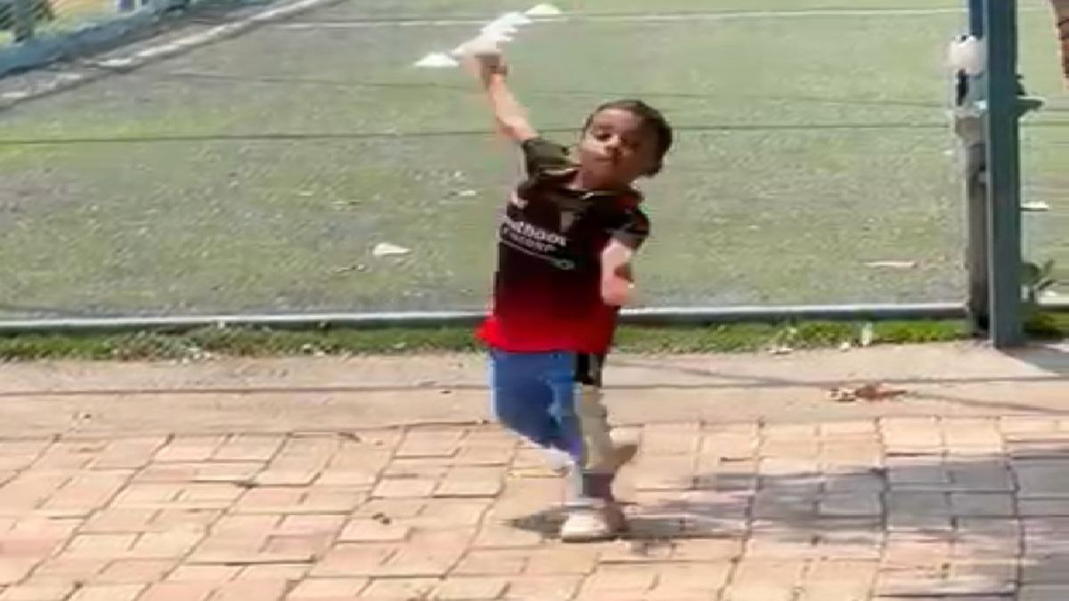 ব্যাটে-বলে নজর কাড়ল চার বছরের খুদে