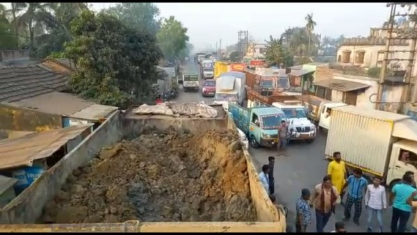 আজ শনিবার চতুর্থদিনে পড়ল আন্দোলন আজ শনিবার চতুর্থদিনে পড়ল আন্দোলন