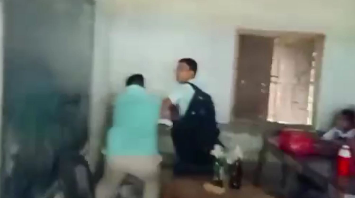 মালদহে পড়ুয়াদের বাঁচালেন কে? প্রশংসায় পুলিশমন্ত্রীও মালদহে পড়ুয়াদের বাঁচালেন কে? প্রশংসায় পুলিশমন্ত্রীও