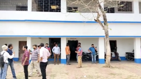 মালদহের স্কুলে পিস্তল-অ্যাসিড বোমা হাতে শাসানি যুবকের মালদহের স্কুলে পিস্তল-অ্যাসিড বোমা হাতে শাসানি যুবকের