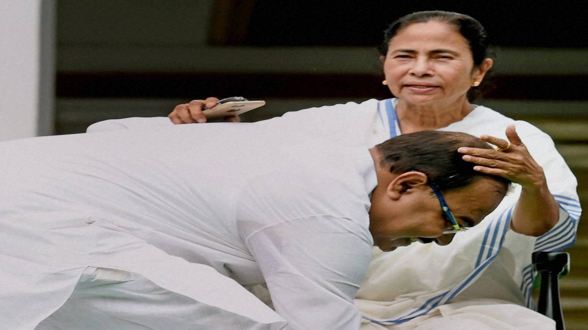 মমতাকে প্রণাম শোভনের