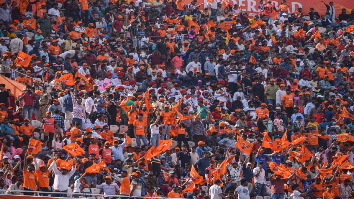 গোলাপিতে মাত কমলা