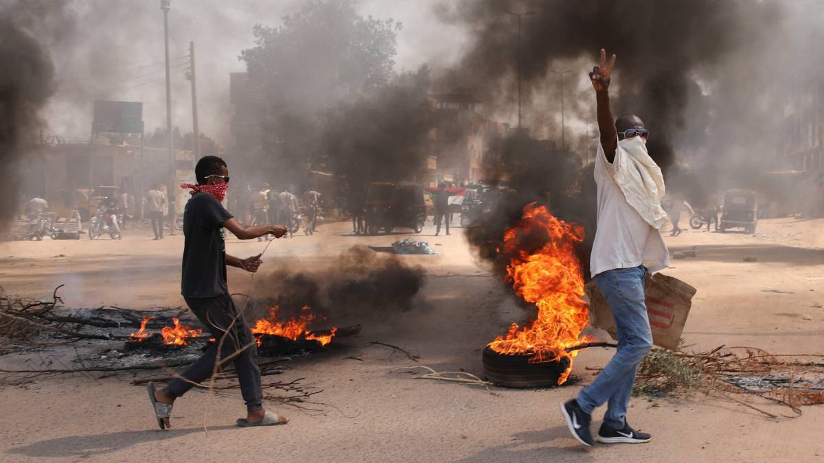 সেনা বনাম আধাসেনা লড়াই