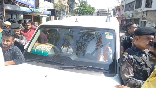 সুকান্ত মজুমদারের গাড়ি আটকায় পুলিশ সুকান্ত মজুমদারের গাড়ি আটকায় পুলিশ