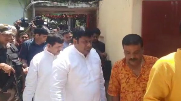 পুলিশের সঙ্গে তর্কাতর্কি