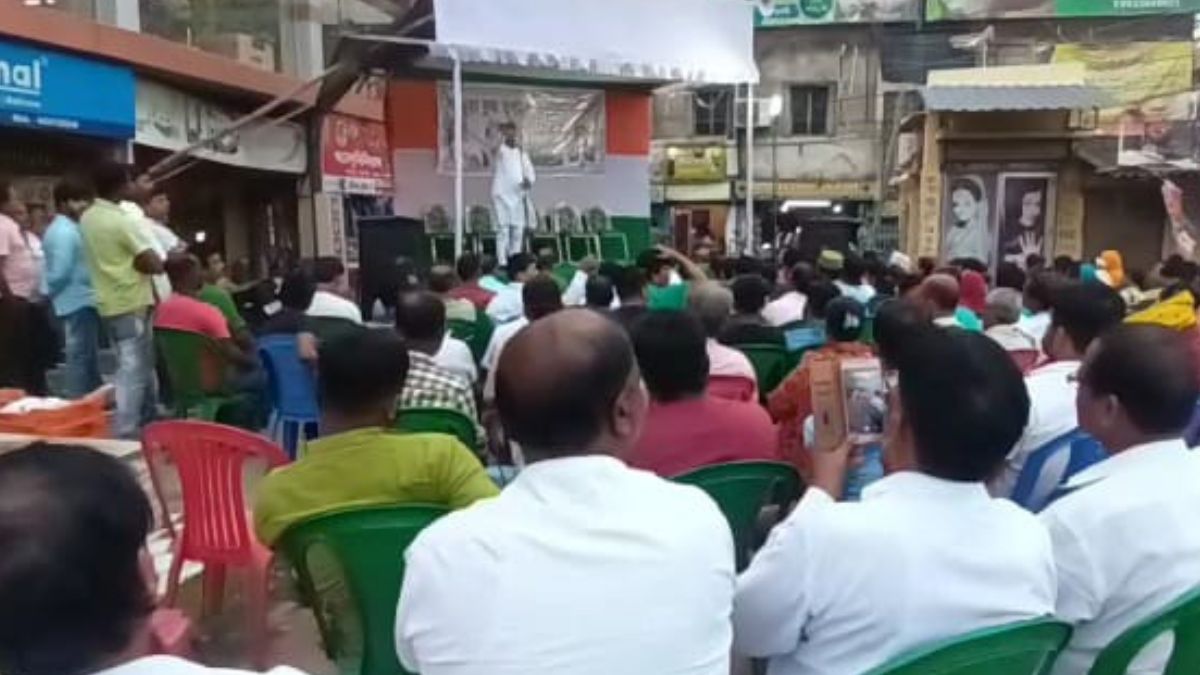 প্রকাশ্য সভা থেকে হুঁশিয়ারি প্রভাবশালী তৃণমূল নেতার প্রকাশ্য সভা থেকে হুঁশিয়ারি প্রভাবশালী তৃণমূল নেতার