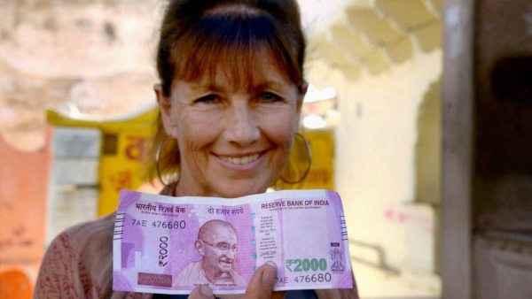 মদের দোকানে ২০০০ টাকার নোটের ছড়াছড়ি বেঙ্গালুরুরতে