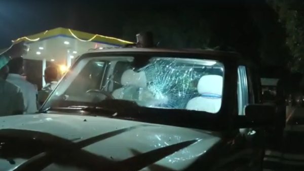 অভিষেকের কনভয়ে কুর্মিদের হামলা! অভিষেকের কনভয়ে কুর্মিদের হামলা!