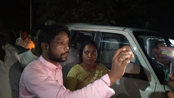 অভিষেকের কনভয়ে কুর্মিদের হামলা! অভিষেকের কনভয়ে কুর্মিদের হামলা!