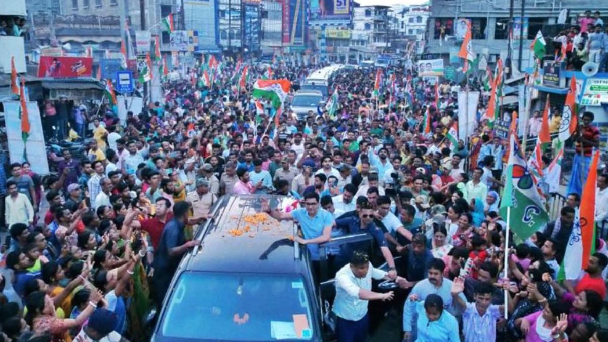ব্যালট পেপার নিয়েই ছুট তৃণমূল কর্মীদের! ব্যালট পেপার নিয়েই ছুট তৃণমূল কর্মীদের!