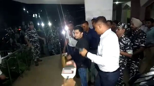  প্রায় ১০ ঘন্টা জেরার পরে অভিষেক বন্দ্যোপাধ্যায়ের মুখে সেটিং তত্ত্ব! নিশানায় বারে বারেই শুভেন্দু অধিকারী