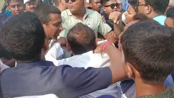 অভিষেকের নবজোয়ারে বিশৃঙ্খলা! নিরাপত্তারক্ষীদের ধাক্কায় আহত রাজ্যের মন্ত্রী 