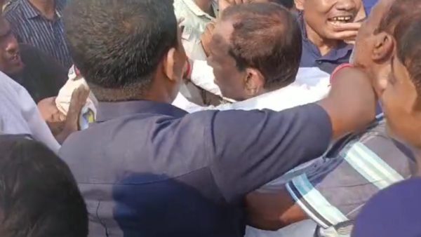 অভিষেকের নবজোয়ারে বিশৃঙ্খলা! নিরাপত্তারক্ষীদের ধাক্কায় আহত রাজ্যের মন্ত্রী 