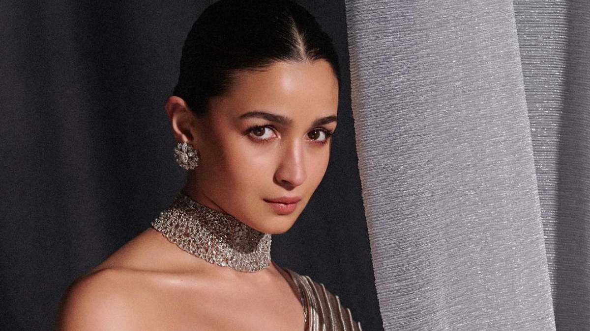 রকি অউর রানি কি প্রেম কাহানির ফার্স্ট লুক প্রকাশ্যে, কোন লুকে ধরা দিলেন আলিয়া-রণবীর রকি অউর রানি কি প্রেম কাহানির ফার্স্ট লুক প্রকাশ্যে, কোন লুকে ধরা দিলেন আলিয়া-রণবীর