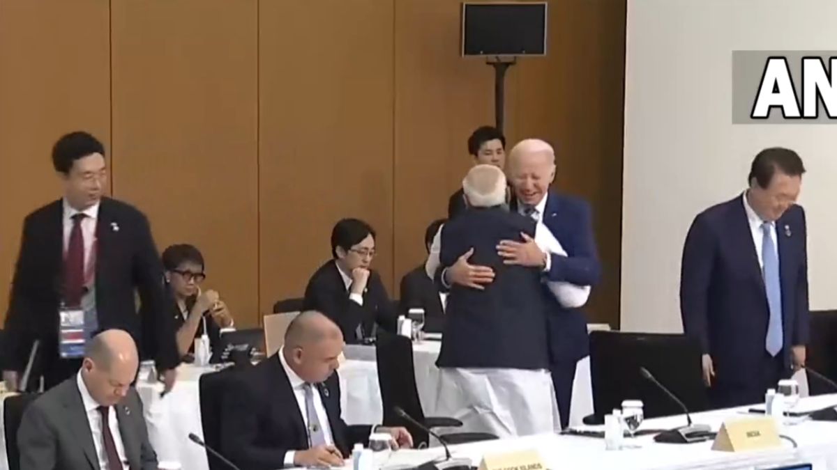 বাইডেনকে জড়িয়ে ধরলেন মোদী বাইডেনকে জড়িয়ে ধরলেন মোদী