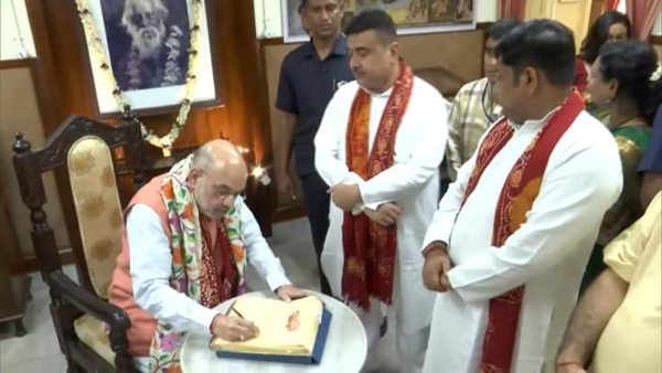 কবির মূর্তিতে মালাদান-ঘুরে দেখলেন প্রদর্শনশালা কবির মূর্তিতে মালাদান-ঘুরে দেখলেন প্রদর্শনশালা