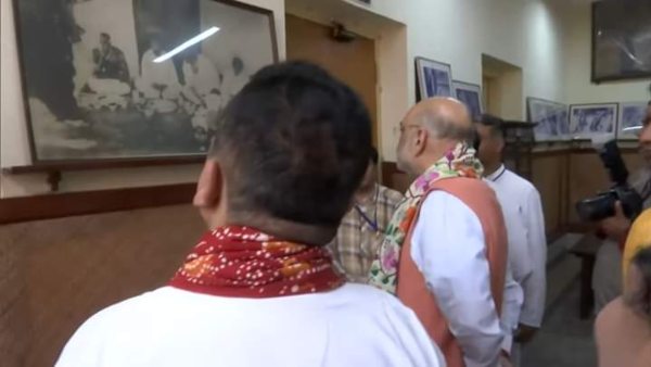 কবির মূর্তিতে মালাদান-ঘুরে দেখলেন প্রদর্শনশালা কবির মূর্তিতে মালাদান-ঘুরে দেখলেন প্রদর্শনশালা