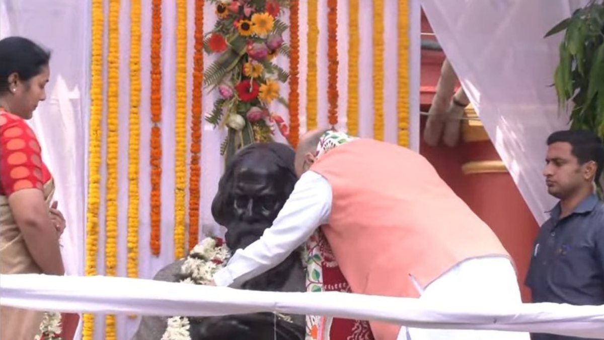 কবির মূর্তিতে মালাদান-ঘুরে দেখলেন প্রদর্শনশালা কবির মূর্তিতে মালাদান-ঘুরে দেখলেন প্রদর্শনশালা