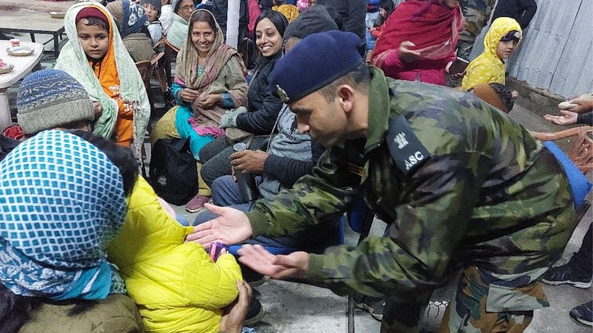 ধসে আটকে থাকা ৫০০ পর্যটককে উদ্ধার করল সেনা ধসে আটকে থাকা ৫০০ পর্যটককে উদ্ধার করল সেনা