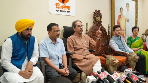 মমতার পর এবার উদ্ধবের সঙ্গে সাক্ষাত কেজরিওয়ালের 