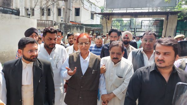 বিদ্বেষমূলক মন্তব্যে স্বস্তি পেলেন আজম খান! বিদ্বেষমূলক মন্তব্যে স্বস্তি পেলেন আজম খান!