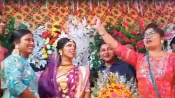 নিয়োগের দাবিতে স্লোগান বিয়ের আসর থেকেও! নিয়োগের দাবিতে স্লোগান বিয়ের আসর থেকেও!