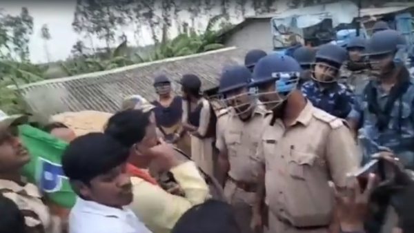 বিজেপির মিছিলে এলোপাথাড়ি বোমা! বিজেপির মিছিলে এলোপাথাড়ি বোমা!