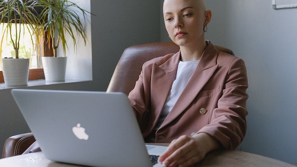 স্তন ক্যানসারের লক্ষণগুলি জানুন 