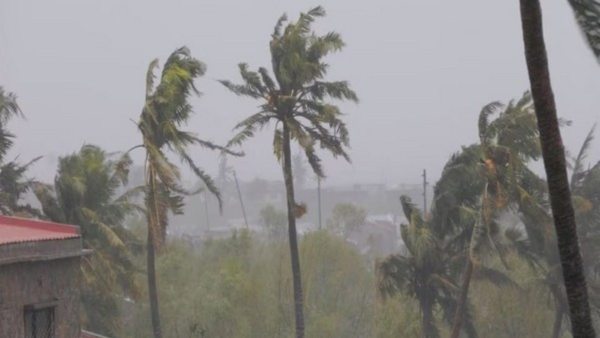 সুপার সাইক্লোনের রূপ নিয়ে ঘূর্ণিঝড় মোখার তাণ্ডব উপকূলে