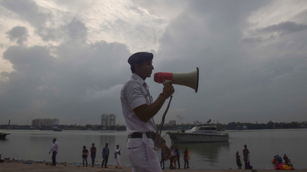 ঘূর্ণিঝড় মোখা বাসা বাঁধছে সাগরে
