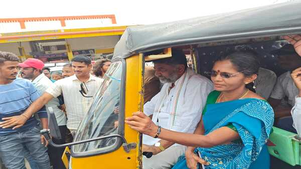 ভোটের দিন অটো চালালেন ডিকে শিবকুমার