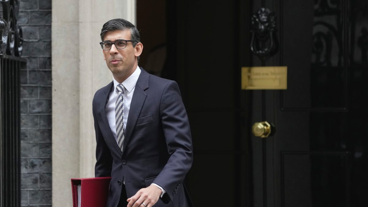 ১০ ডাউনিং স্ট্রিটের গেটে গাড়ির ধাক্কা, ঋষি সুনকের বাড়িতে হুলুস্থুল ১০ ডাউনিং স্ট্রিটের গেটে গাড়ির ধাক্কা, ঋষি সুনকের বাড়িতে হুলুস্থুল