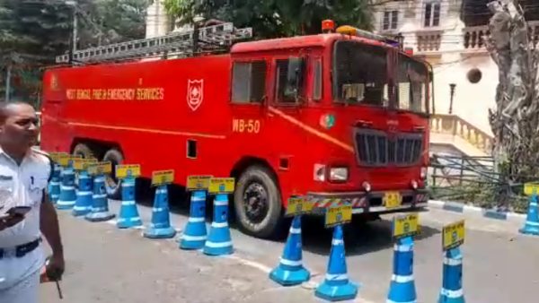কী এমন ঘটল রাজভবনের সামনে ছুটে গেলেন রাজ্যপাল?