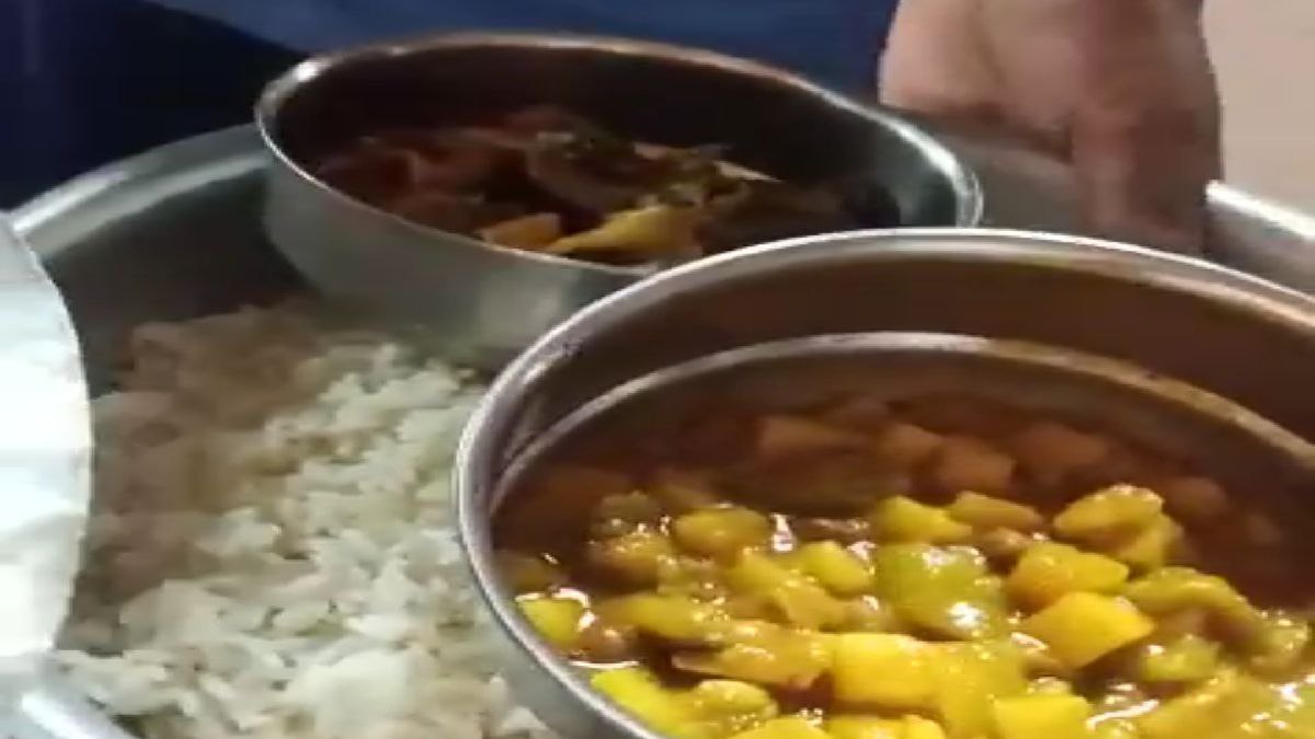মাঠকর্মীদের মধ্যাহ্নভোজ মাঠকর্মীদের মধ্যাহ্নভোজ