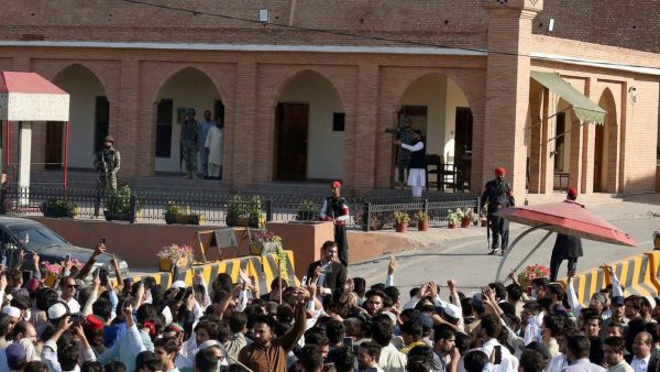 ইমরান খানের বাড়িতে সন্ত্রাসবাদী-ডেরা! জঙ্গি মুক্ত করতে তেহরিক-ই-ইনসাফকে ২৪ ঘন্টার সময়সীমা সরকারের ইমরান খানের বাড়িতে সন্ত্রাসবাদী-ডেরা! জঙ্গি মুক্ত করতে তেহরিক-ই-ইনসাফকে ২৪ ঘন্টার সময়সীমা সরকারের