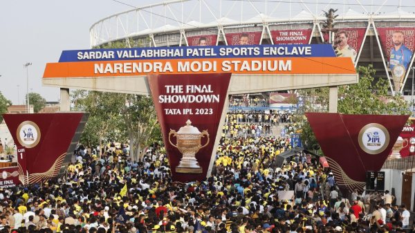 একটা একটা বল পড়ে আর রাশি রাশি টাকা ওড়ে