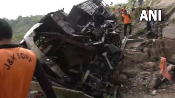 বৈষ্ণোদেবী যাওয়ার পথে বাস পড়ল গভীর খাদে! কমপক্ষে ১০ জনের মৃত্যু, আহত ২০ 