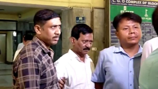 খাওয়া বন্ধ করেছেন কালীঘাটের কাকু! খাওয়া বন্ধ করেছেন কালীঘাটের কাকু!