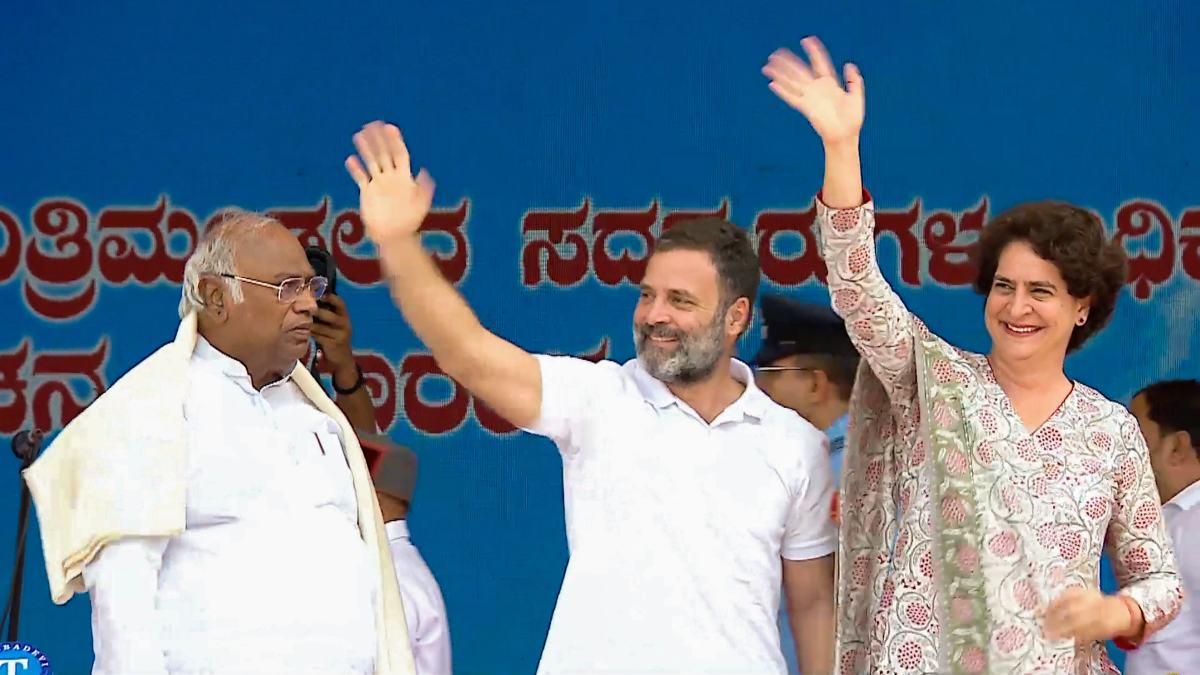 রাহুল-প্রিয়াঙ্কা-খাড়গে কর্নাটকের শপথ অনুষ্ঠানে রাহুল-প্রিয়াঙ্কা-খাড়গে কর্নাটকের শপথ অনুষ্ঠানে