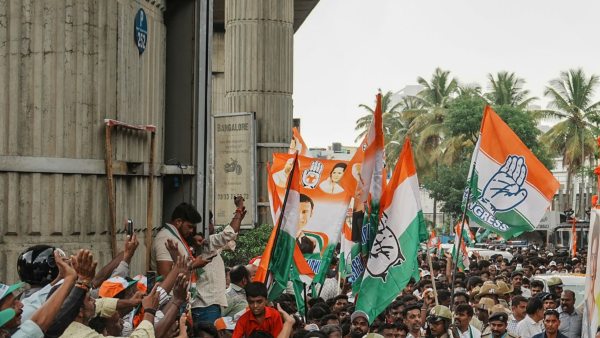 সিদ্দারামাইয়া না কি ডিকে শিবকুমার?