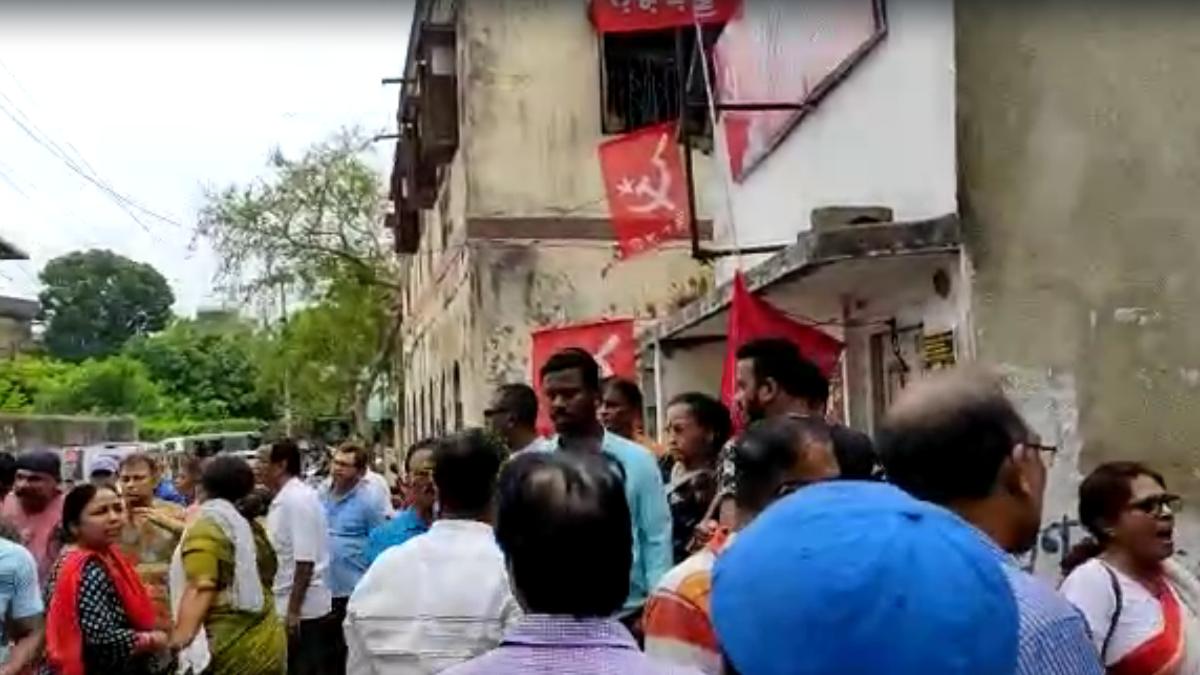 পার্টি অফিস পুনরুদ্ধার ঘিরে কাশীপুরে TMC-এর সঙ্গে সংঘর্ষ! পার্টি অফিস পুনরুদ্ধার ঘিরে কাশীপুরে TMC-এর সঙ্গে সংঘর্ষ!