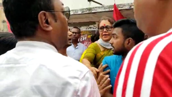 পার্টি অফিস পুনরুদ্ধার ঘিরে কাশীপুরে TMC-এর সঙ্গে সংঘর্ষ! পার্টি অফিস পুনরুদ্ধার ঘিরে কাশীপুরে TMC-এর সঙ্গে সংঘর্ষ!