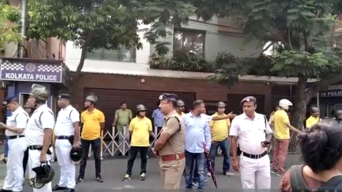 মমতার পাড়ায় চোর-চোর স্লোগান তুললেন কর্মীরা! মমতার পাড়ায় চোর-চোর স্লোগান তুললেন কর্মীরা!