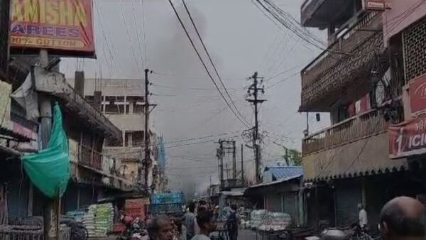 ইংরেজবাজারে বাজির দোকানে ভয়াবহ অগ্নিকাণ্ড! ধোঁয়ায় ঢেকেছে এলাকা, ঝলসে মৃত্যু ১ জনের ইংরেজবাজারে বাজির দোকানে ভয়াবহ অগ্নিকাণ্ড! ধোঁয়ায় ঢেকেছে এলাকা, ঝলসে মৃত্যু ১ জনের