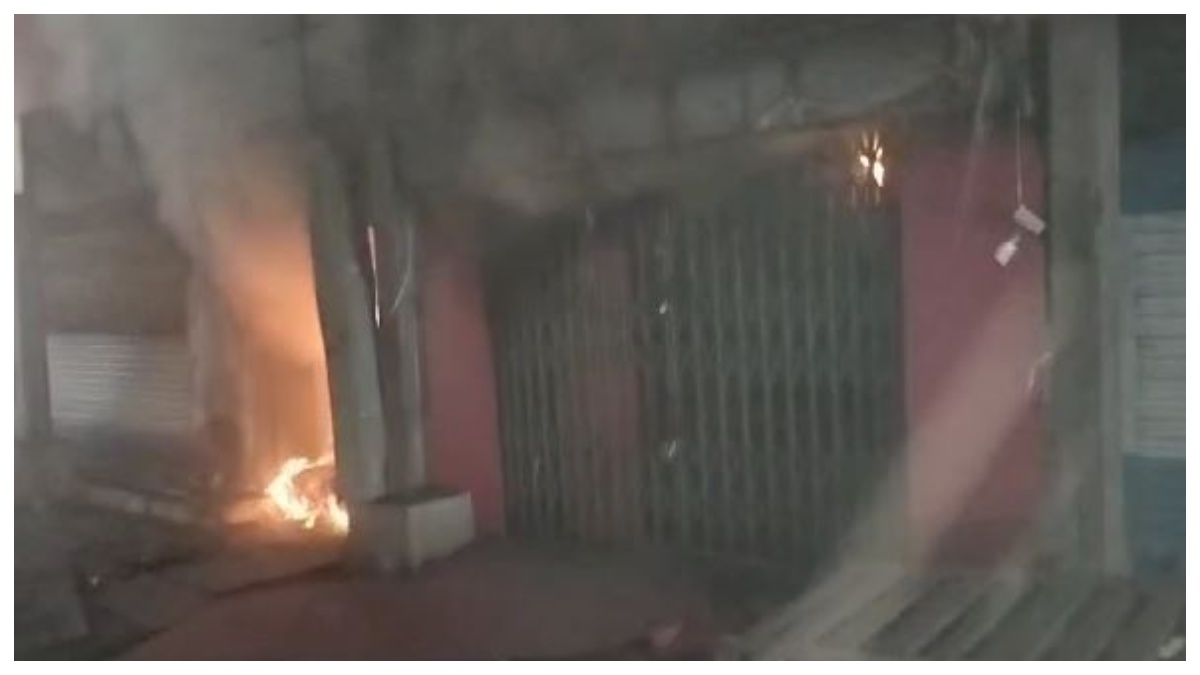 ইংরেজবাজারে বাজির দোকানে ভয়াবহ অগ্নিকাণ্ড! ধোঁয়ায় ঢেকেছে এলাকা, ঝলসে মৃত্যু ১ জনের ইংরেজবাজারে বাজির দোকানে ভয়াবহ অগ্নিকাণ্ড! ধোঁয়ায় ঢেকেছে এলাকা, ঝলসে মৃত্যু ১ জনের