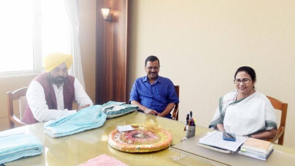 মমতার দুয়ারে কেজরিওয়াল মমতার দুয়ারে কেজরিওয়াল