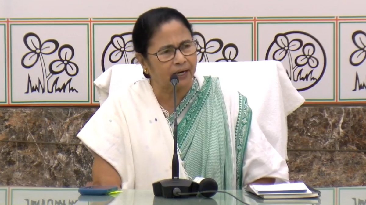 অভিষেককে আটকালে জেলায় জেলায় যাবেন মমতা অভিষেককে আটকালে জেলায় জেলায় যাবেন মমতা