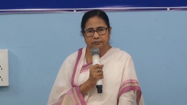 মমতাকে ধান্দাবাজ বললেন অধীর মমতাকে ধান্দাবাজ বললেন অধীর