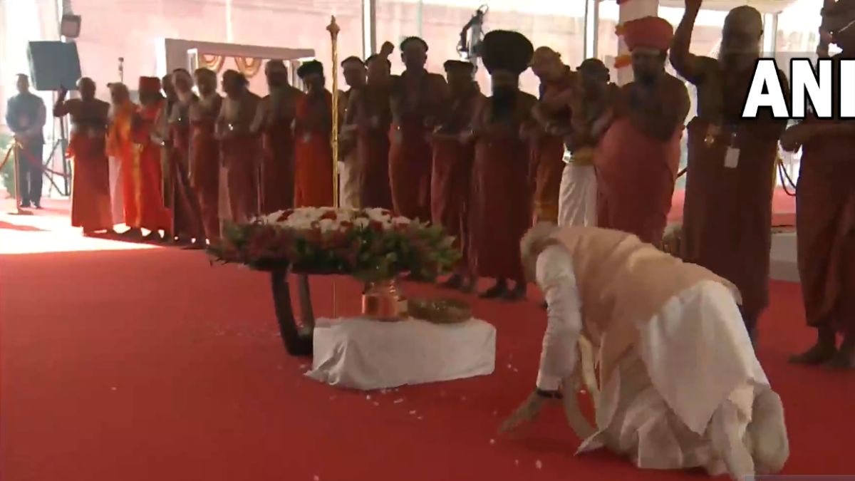 নয়া সংসদ ভবনে ঐতিহ্যবাহী Sengol -এর প্রতিষ্ঠা করলেন মোদী নয়া সংসদ ভবনে ঐতিহ্যবাহী Sengol -এর প্রতিষ্ঠা করলেন মোদী